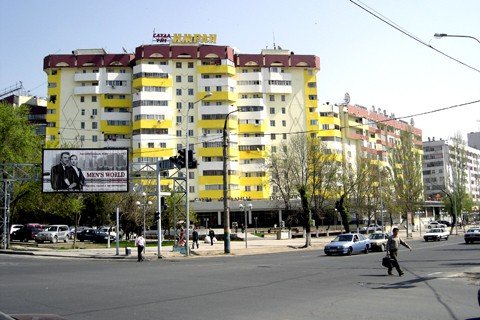 Проспект Тауке-хана на пересечении бульвара Д. Кунаева