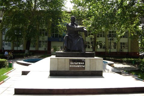 Памятник Б.Момышулы, напротив библиотеки им. Абая
