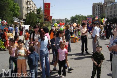 Народные гуляния на Праздник Победы, площадь Аль-Фараби