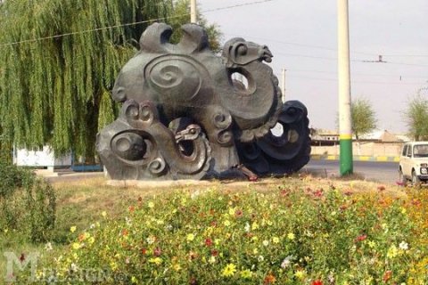 Памятник возле городского зоопарка