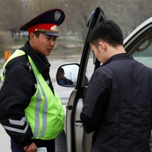 В Казахстане с 1 октября дорожная полиция будет изымать водительские удостоверения за любые нарушения