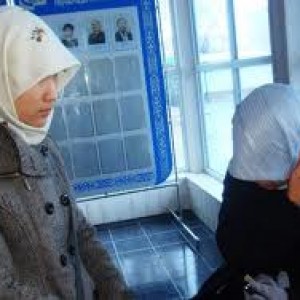 В Шымкенте родители устроили акцию против запрета носить хиджаб в школе