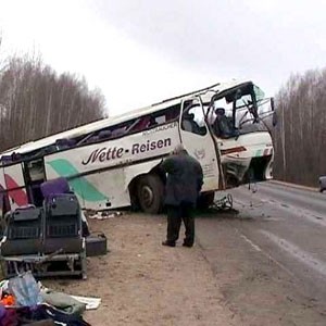Автобус со 108 пассажирами перевернулся по вине водителя