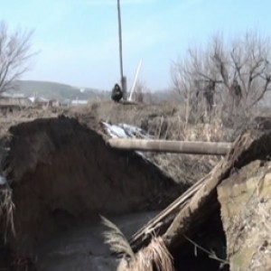 В пригороде Шымкента из-за наводнения рухнул мост