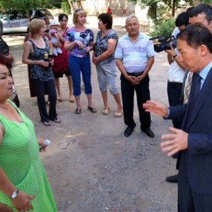 Аким города Кайрат Молдасеитов посетил многоэтажные дома в 18 микрорайоне