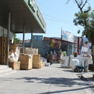 В Старом городе для пешеходов тротуаров нет