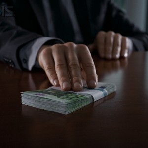 В Шымкенте к 10 с половиной годам приговорили рядового налоговика