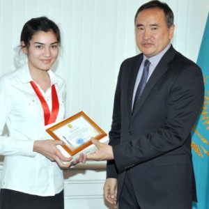 Аким ЮКО Аскар Мырзахметов поздравил победителей республиканской олимпиады школьников по общеобразовательным предметам.