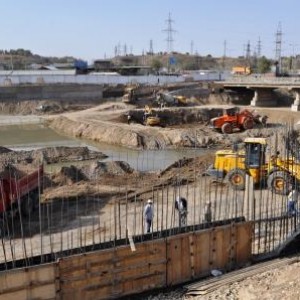 Городскую набережную на реке Бадам обещают открыть к концу ноября